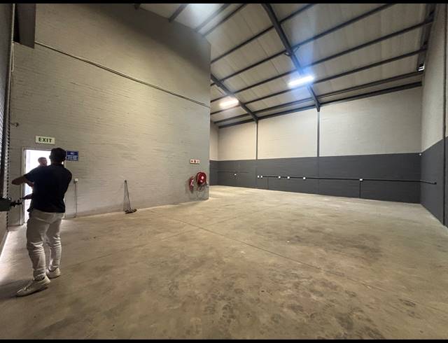 302M² WAREHOUSE TO LET IN STIKLAND INDUSTRIAL